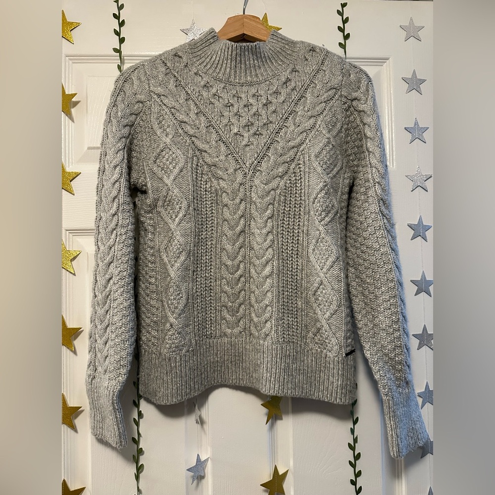 Cozy Abercrombie & Fitch Gray Cable Knit Sweater